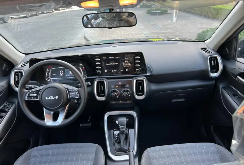 KIA Sonet in affitto a Dubai