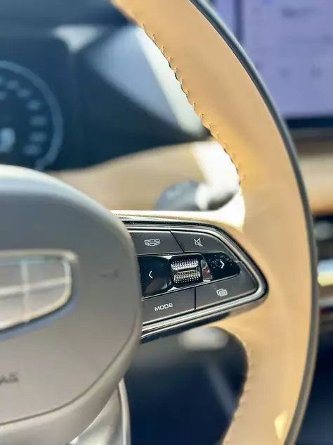 Geely Okavango in affitto a Ras Al Khaimah
