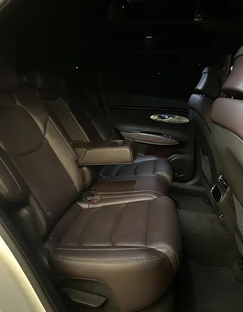 Genesis GV70 te huur in Abu Dhabi