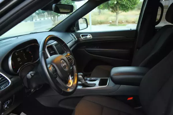 Jeep Cherokee in affitto a Ras Al Khaimah