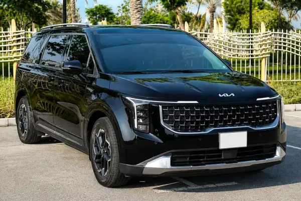 KIA Carnival para alquiler en Dub&aacute;i