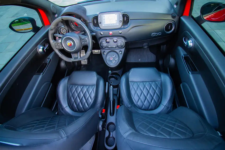 Abarth 695 para alquiler en Ras Al Khaimah