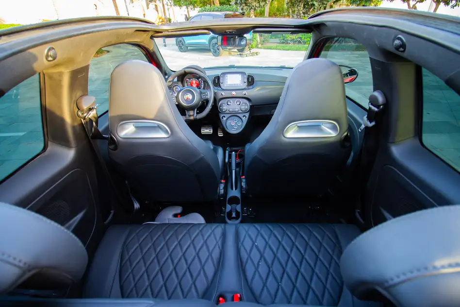 Abarth 695 para alquiler en Ras Al Khaimah