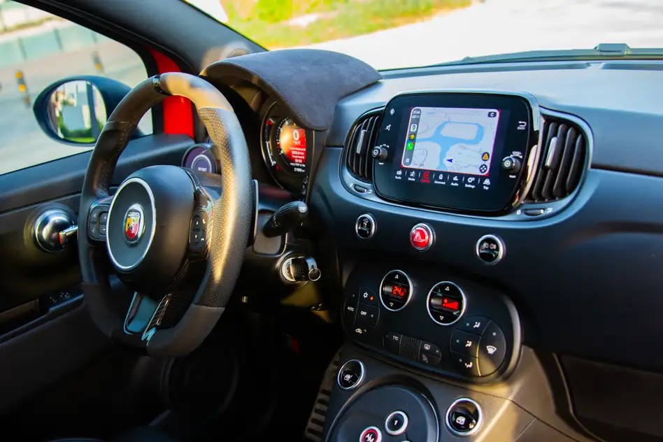 Abarth 695 para alquiler en Ras Al Khaimah