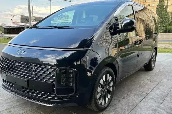 Hyundai Staria in affitto a Ras Al Khaimah