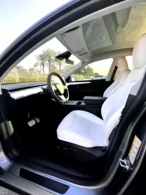 Tesla Model Y zur Miete in Ras Al Khaimah