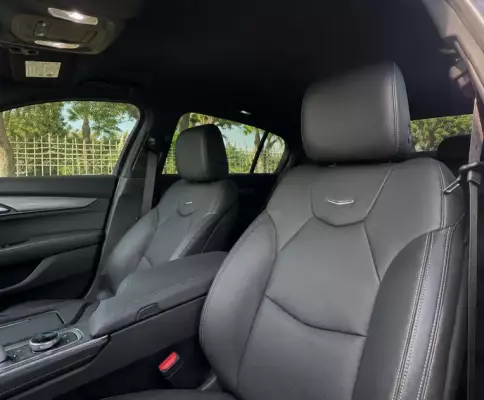 Cadillac CT5 te huur in Dubai