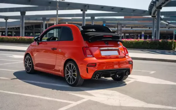 Abarth 695 in affitto a Ras Al Khaimah