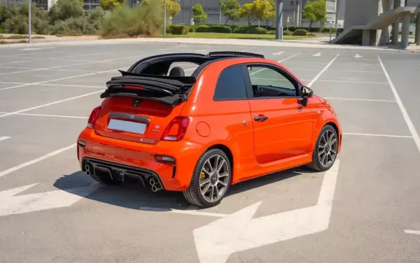 Abarth 695 in affitto a Ras Al Khaimah