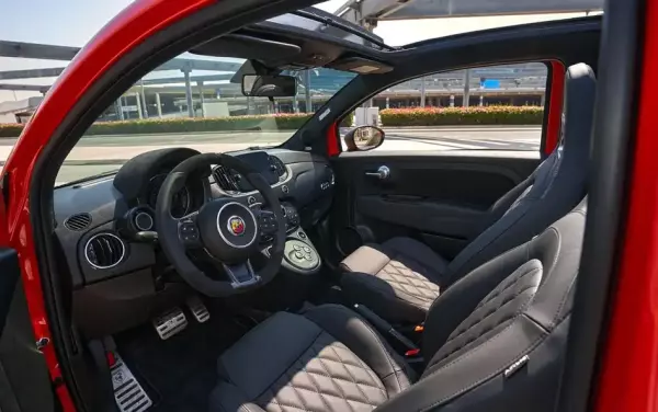 Abarth 695 in affitto a Ras Al Khaimah