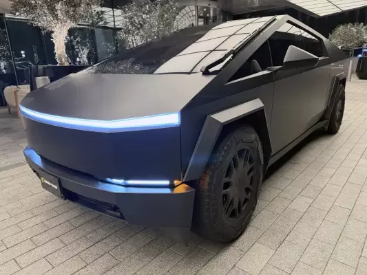 Tesla Cybertruck in affitto a Ras Al Khaimah