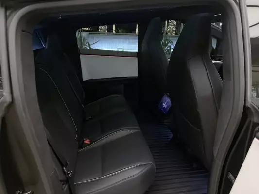 Tesla Cybertruck in affitto a Ras Al Khaimah