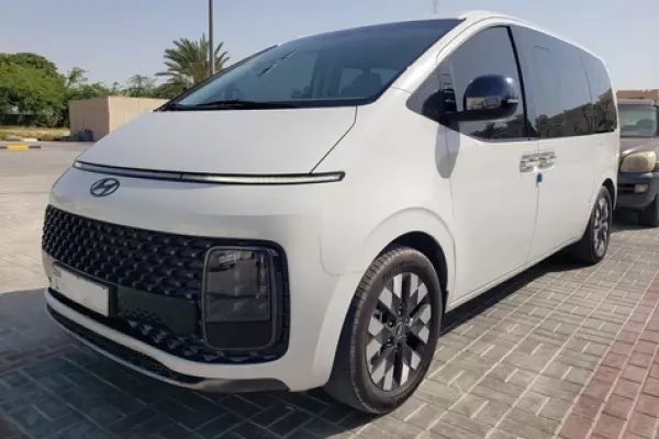 Hyundai Staria para alquiler en Ras Al Khaimah