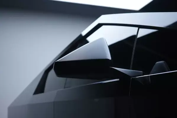 Tesla Cybertruck zur Miete in Dubai