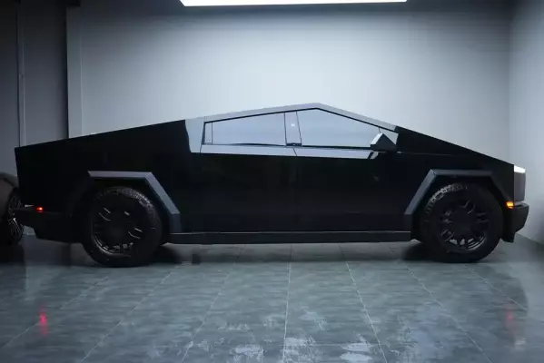 Tesla Cybertruck zur Miete in Dubai