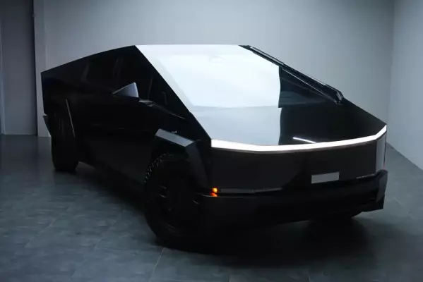 Tesla Cybertruck zur Miete in Dubai