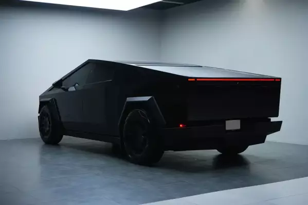 Tesla Cybertruck zur Miete in Dubai