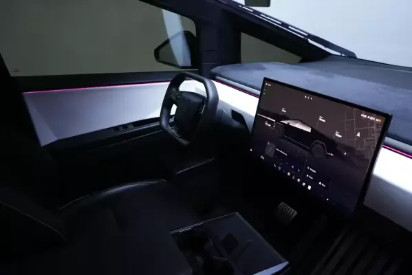 Tesla Cybertruck zur Miete in Dubai