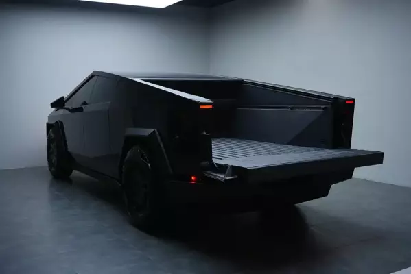 Tesla Cybertruck zur Miete in Dubai