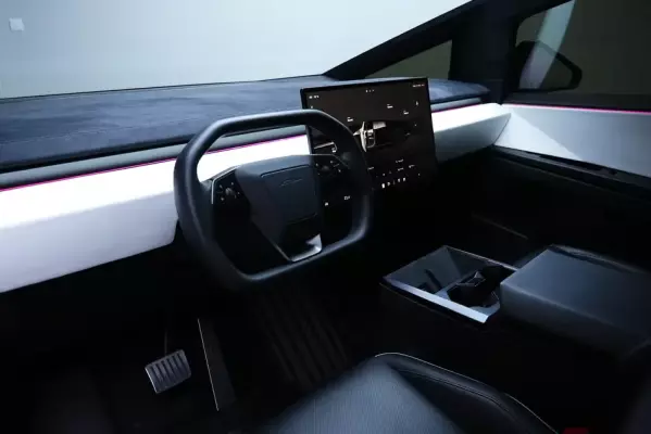 Tesla Cybertruck zur Miete in Dubai