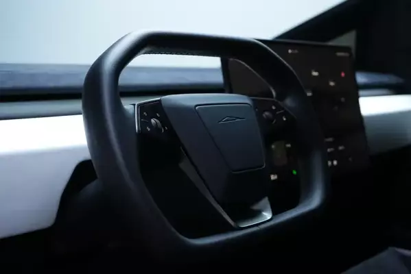 Tesla Cybertruck zur Miete in Dubai