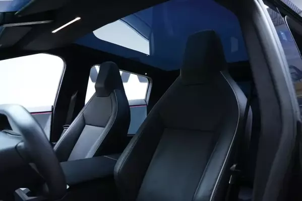 Tesla Cybertruck zur Miete in Dubai