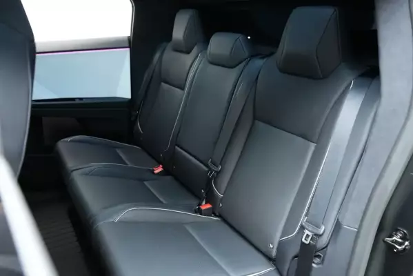 Tesla Cybertruck zur Miete in Dubai