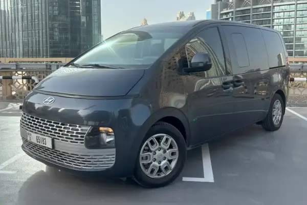 Hyundai Staria para alquiler en Ras al-Jaimah
