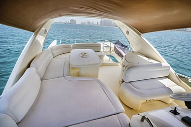 Lucky Star 62 piede a Dubai Harbour in affitto a Dubai