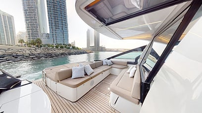 Pershing 5X Pearl White 52 футов (2018) в Dubai Harbour для аренды в Дубай