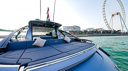 Pershing 5X Shark Grey 52 piede (2022) a Dubai Harbour in affitto a Dubai