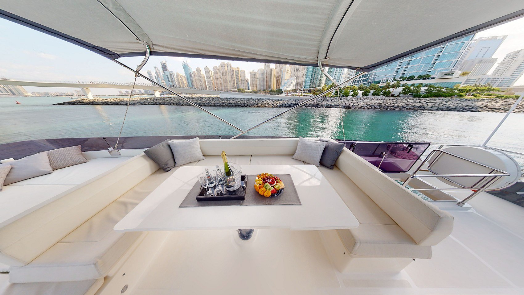 Ferretti 67 pie (2019) en Dubai Harbour para alquiler en Dubai 8