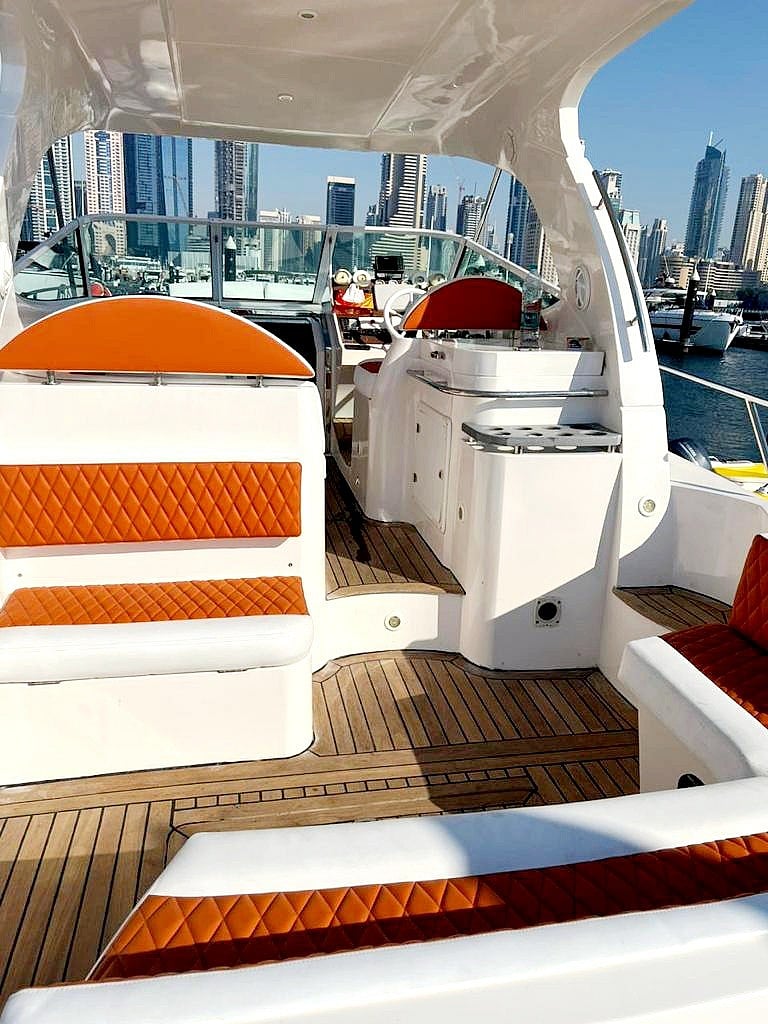Gulf Craft 36 pied à Dubai Marina à louer à Dubai 2