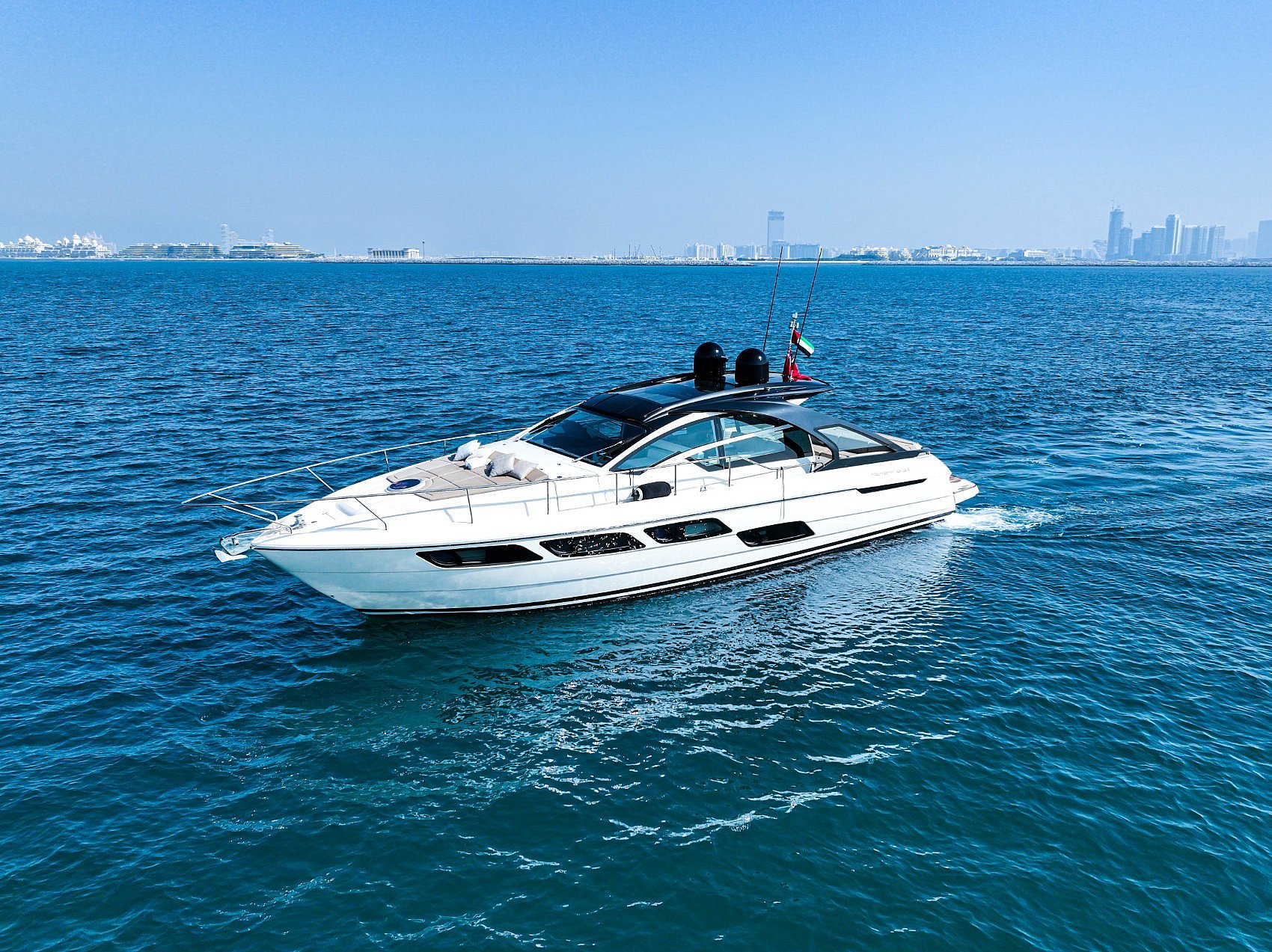 Pershing 5X Pearl White 52 piede (2018) a Dubai Harbour in affitto a Dubai 9