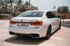 BMW 750 XDrive (Blanco), 2018 para alquiler en Dubai 2