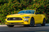 黄色 Ford Mustang cabrio, 2018 迪拜汽车租凭 