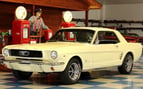 إيجار Ford Mustang (اللون البيج), 1966 في دبي