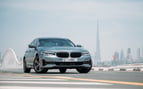 BMW 520i (Gris Oscuro), 2021 para alquiler en Abu-Dhabi