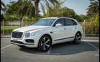 Bentley Bentayga (Blanco), 2019 para alquiler en Dubai