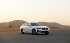 BMW 520i (Blanco), 2023 para alquiler en Sharjah