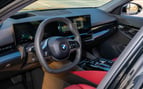 BMW 520i (Negro), 2024 para alquiler en Dubai 6
