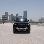 Range Rover Defender (Negro), 2022 para alquiler en Dubai 0