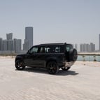 Range Rover Defender (Negro), 2022 para alquiler en Dubai 1
