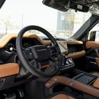 Range Rover Defender (Negro), 2022 para alquiler en Dubai 2