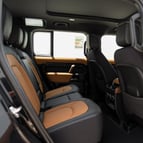 Range Rover Defender (Negro), 2022 para alquiler en Dubai 4