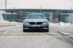 BMW 520i (Темно-серый), 2021 для аренды в Рас-эль-Хайме 0