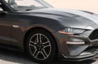 Ford Mustang cabrio V8 (Gris Oscuro), 2020 para alquiler en Dubai 1