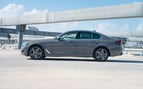 BMW 5 Series (Gris), 2021 para alquiler en Abu-Dhabi 1