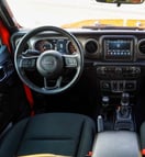 Jeep Wrangler (Оранжевый), 2018 для аренды в Дубай 1