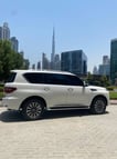 Nissan Patrol (Blanco gris), 2021 para alquiler en Dubai 1